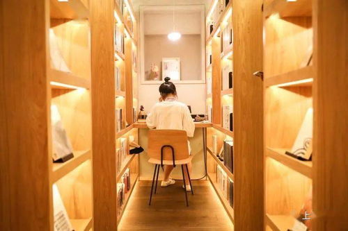 深夜书桌前学习的人