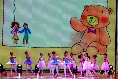 几个小朋友在舞台上跳舞