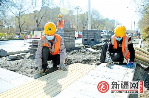 工人在安装太阳能板