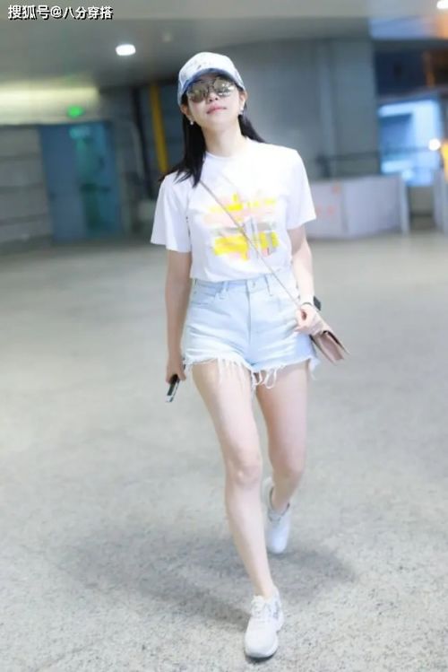 白色T恤搭配牛仔短裤