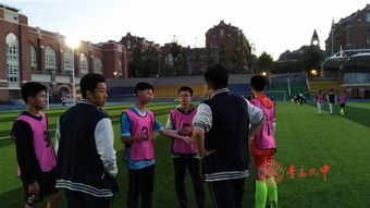 范江涛在营地与队员讨论路线