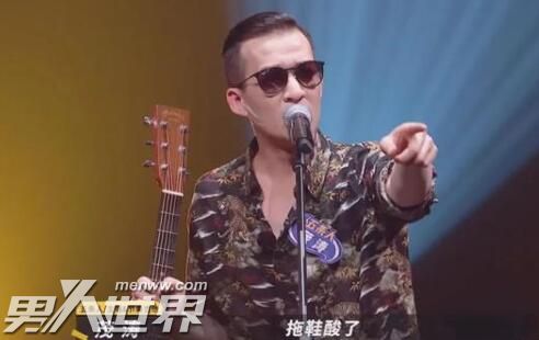 舞台上的五条人乐队穿着演出服