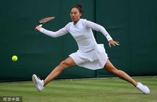 郑钦文站在球场中央