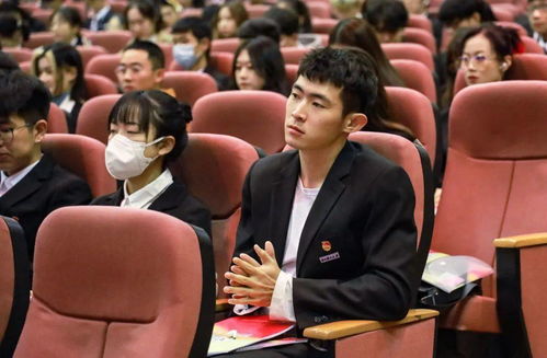 宗馥莉在会议室中主持会议