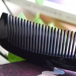 一把精致的牛角梳放在木质梳妆台上