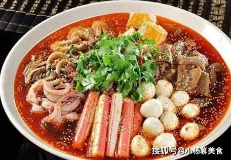 年轻人围坐一起吃麻辣烫场景