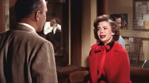 母亲在警局低头哭泣