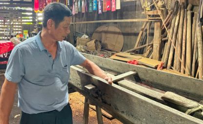 龙舟制造师傅挑选木材