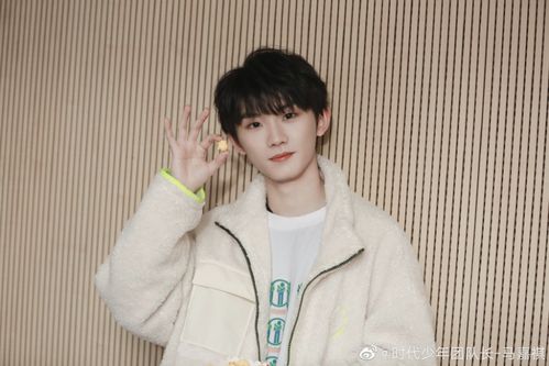 马嘉祺校园歌手大赛高光时刻回顾：青涩少年用歌声征服全场