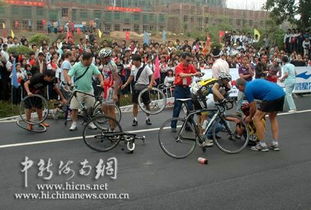 俞敏洪深夜骑车摔倒发文回应，网友：企业家的坚持与脆弱并存