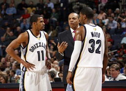 雷霆队教练布置战术