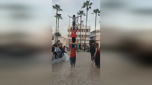 一家三口在街头表演杂技