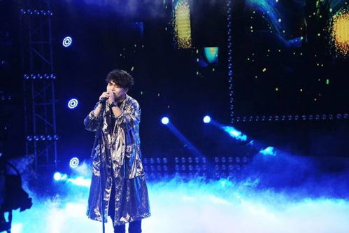 一个男孩站在舞台上唱歌