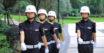社区安保人员巡逻场景