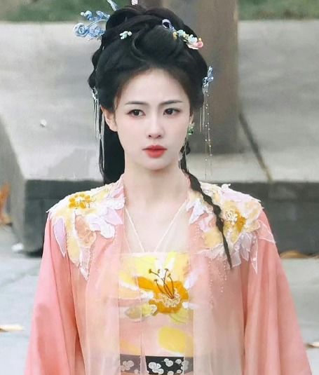 白鹿身穿古装神情坚定