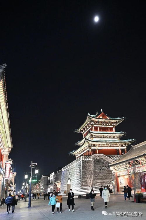 山西太原钟楼步行街夜景人潮涌动