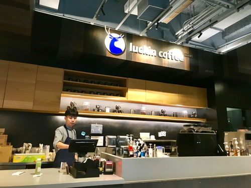 瑞幸咖啡门店内景展示多种咖啡饮品及甜点