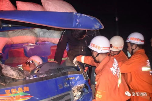 救援人员现场营救画面