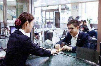 银行客户经理与客户交谈