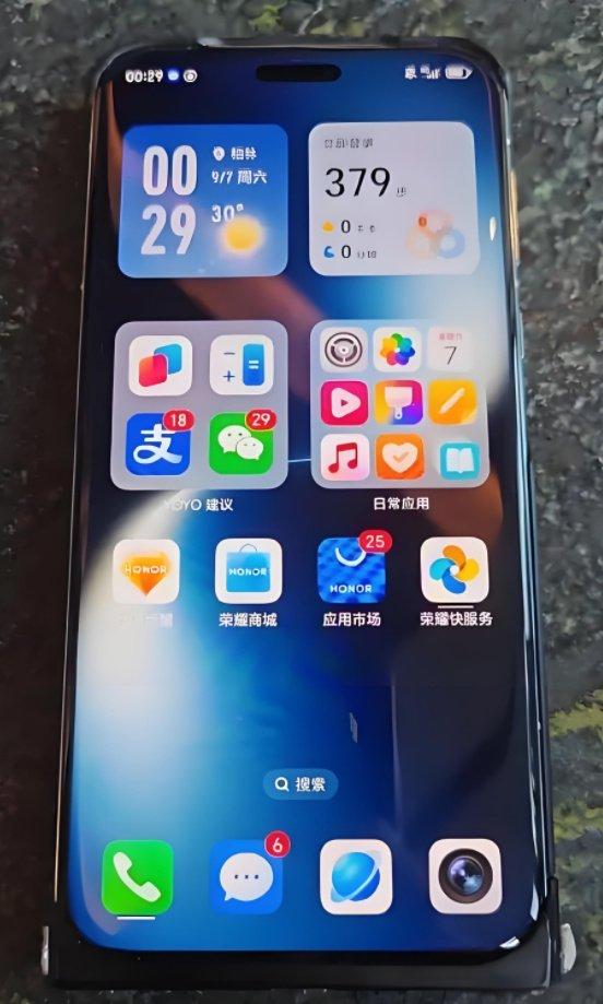 荣耀展示搭载AI智能体的未来手机概念图