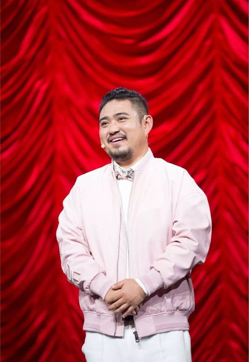 王成思在舞台上表演