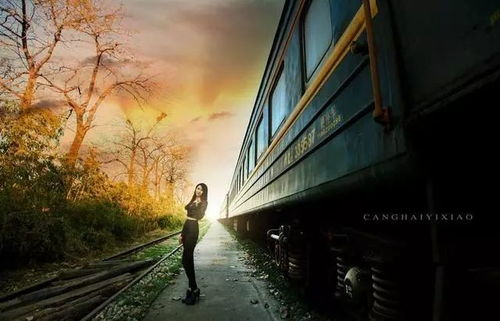 夕阳下的火车站台空旷寂静