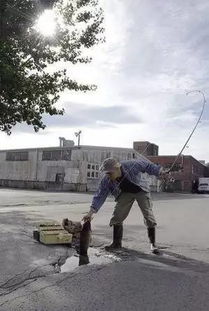 游客围观并拍摄男子跳俑坑