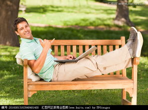 一个人坐在公园长椅上看书的画面