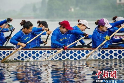 女子龙舟队在训练