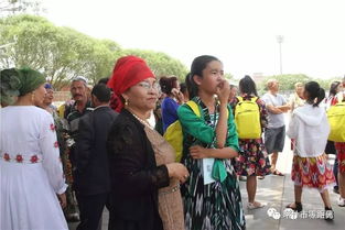 父亲在火车站送别孩子去远方读书