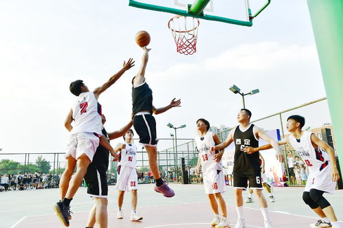 两个年轻人在篮球场边热烈讨论