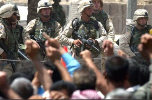 美军士兵在达尔文港巡逻