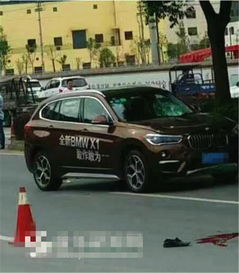 顾客在宝马4S店内与销售人员交谈场景