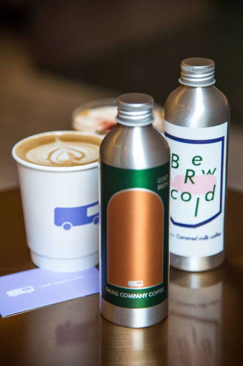 咖啡店使用伊利牛奶制作拿铁