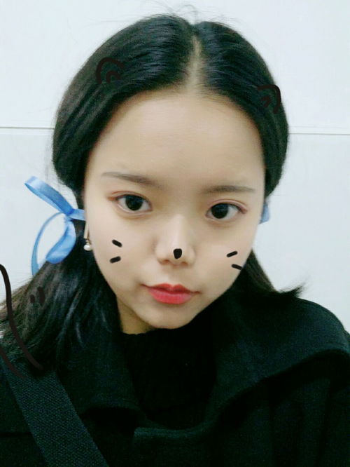 学生脸上画着可爱图案