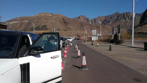 高速公路上车辆排队等候通行图