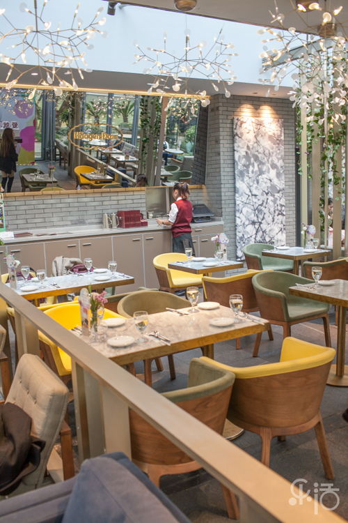 阳光透过窗户洒在桌面上