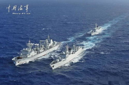 中国海军舰队在海上列队行驶