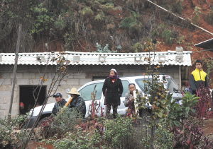 家属在事故现场外焦急等待