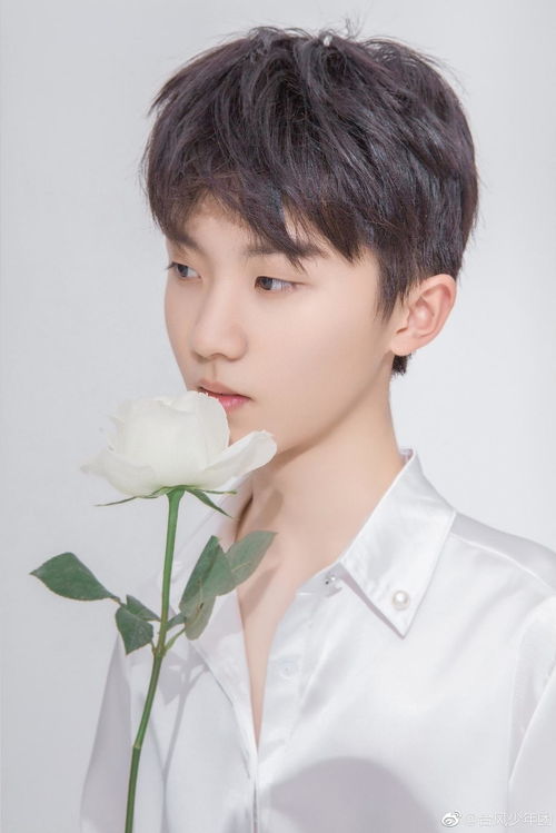 马嘉祺在琴房认真练歌