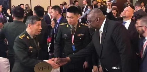 中美防长在香会前握手会谈现场