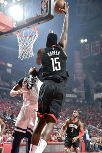 唐斯在比赛中突破上篮