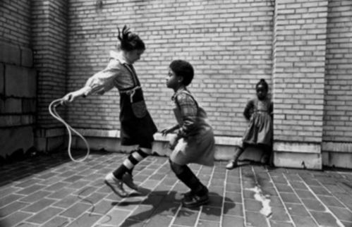 四位摄像师在街头寻找李昀锐