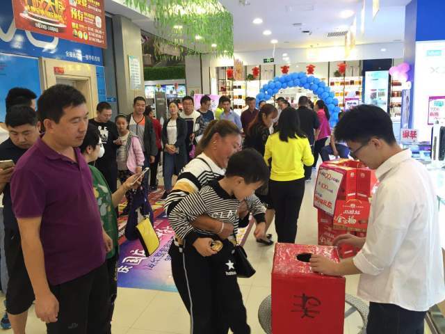 商场内人流如织的品牌首店