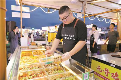 夜市摆摊的年轻人