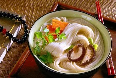 男子连蹭2天爱心小面，顿顿吃两斤多！背后真相令人深思