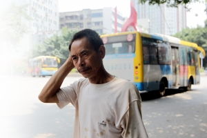 父亲焦急地在街上寻找女儿