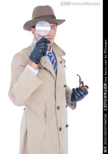 中年男性正在使用放大镜阅读报纸