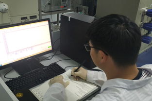 学生在实验室记录数据