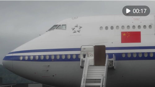 马克龙在印尼机场微笑